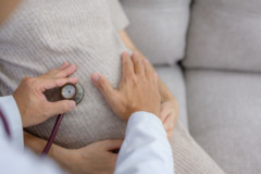 Arzt untersucht Babybauch