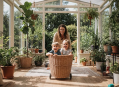 Kinder spielen im Wäschekorb