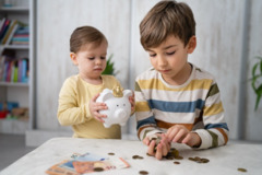 Kinder mit Sparschwein