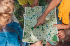 Kinder mit Landkarte