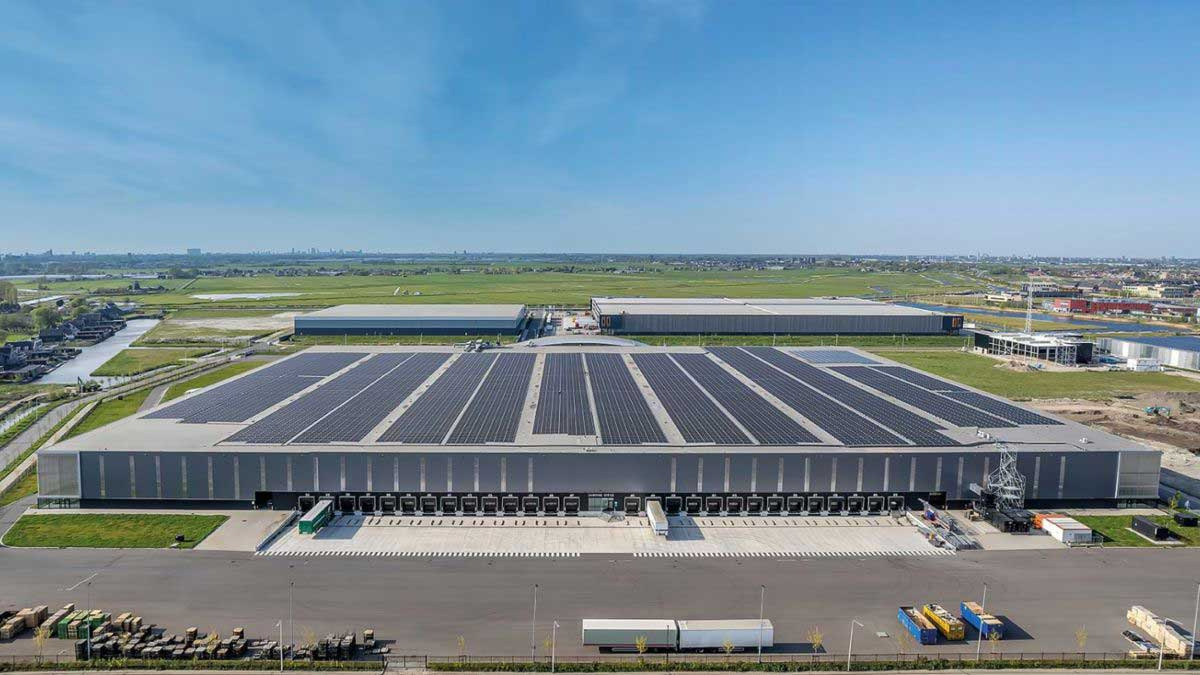 Die Logistikimmobilie Fource in Berkel und Rodenrijs, ausgestattet mit Solarzellen auf dem Dach