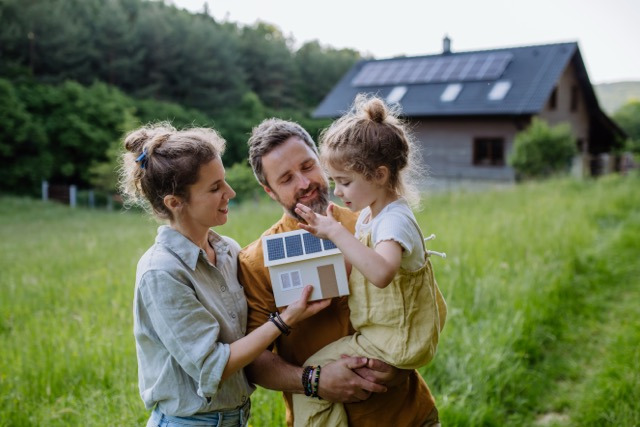 Familie mit Hausmodell