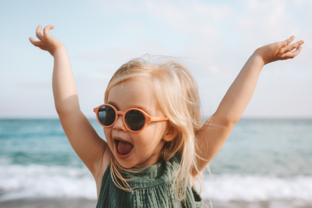 Mädchen mit Sonnenbrille
