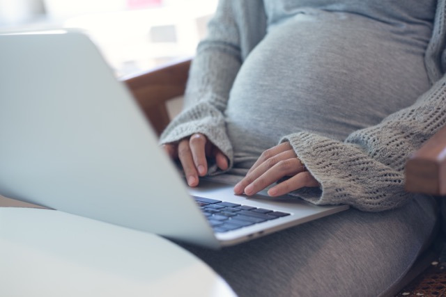 Schwangere Frau mit Laptop