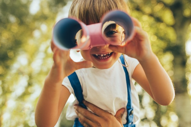 Kind mit Fernglas