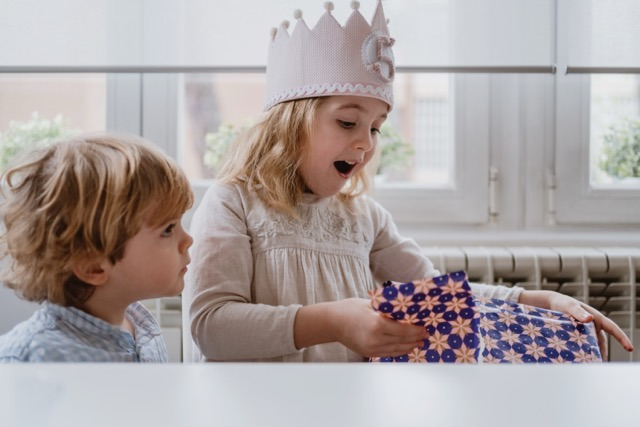 Kinder mit Geschenk