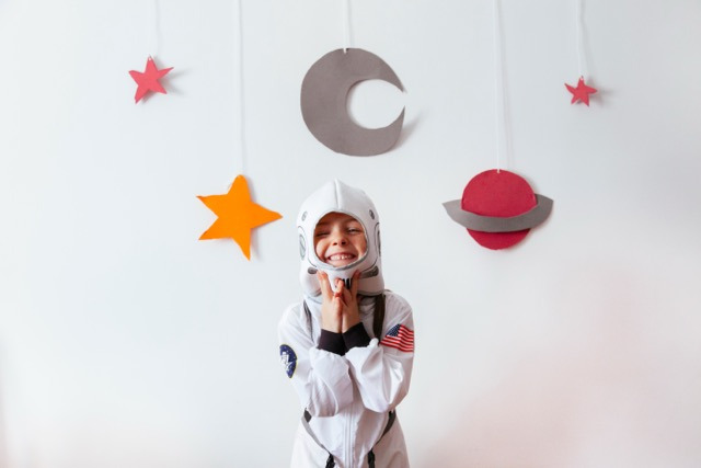 Kind mit Astronautenkostüm